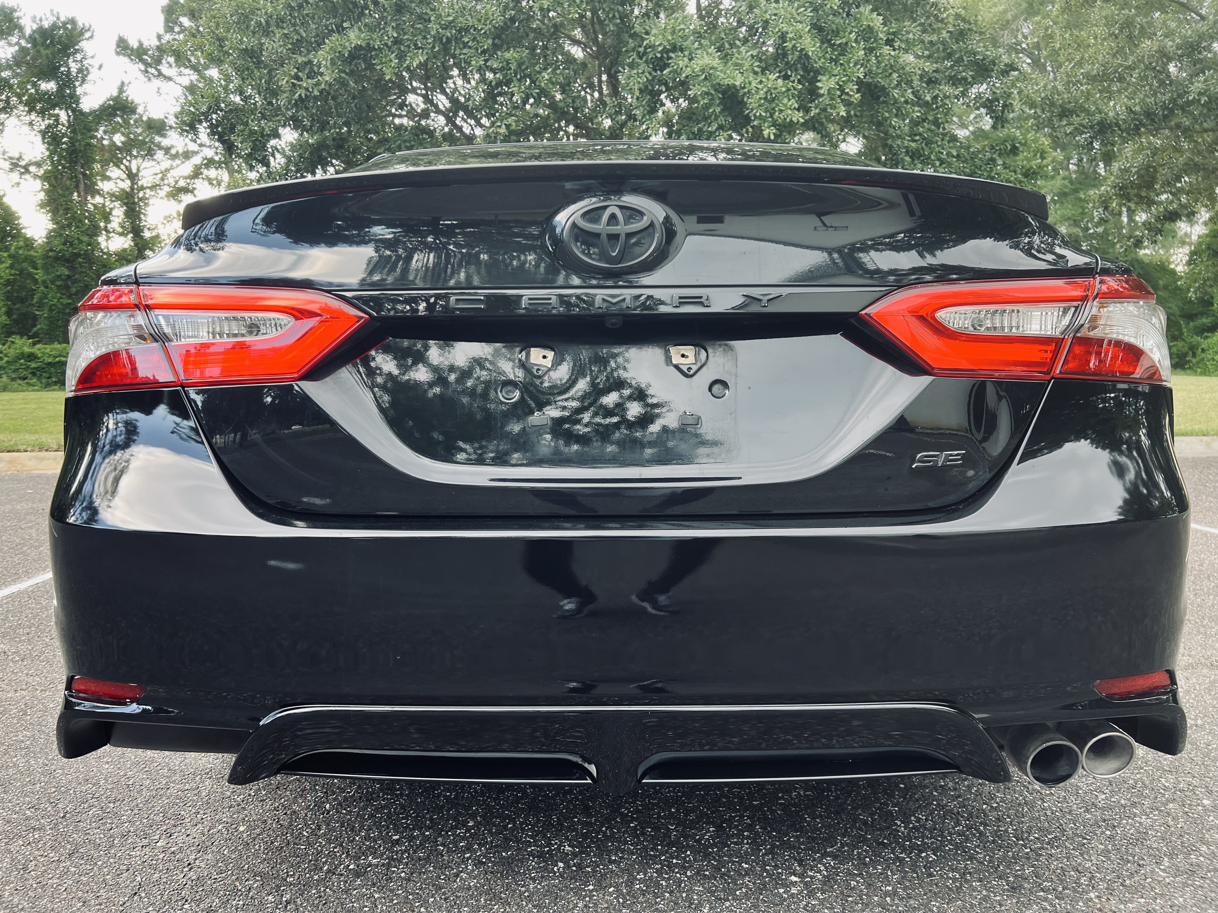 2020 Toyota Camry SE - Photo 9