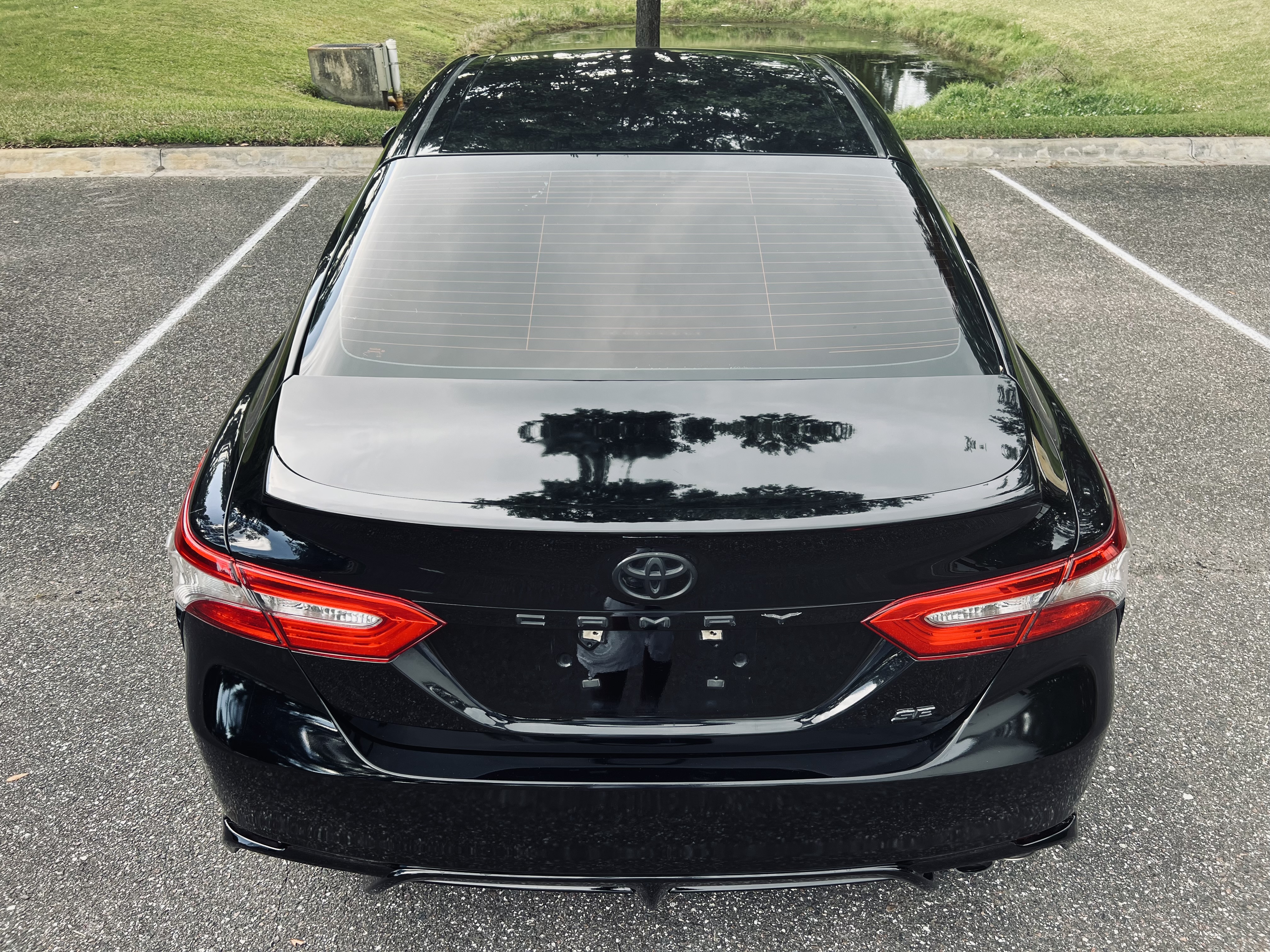 2020 Toyota Camry SE - Photo 8