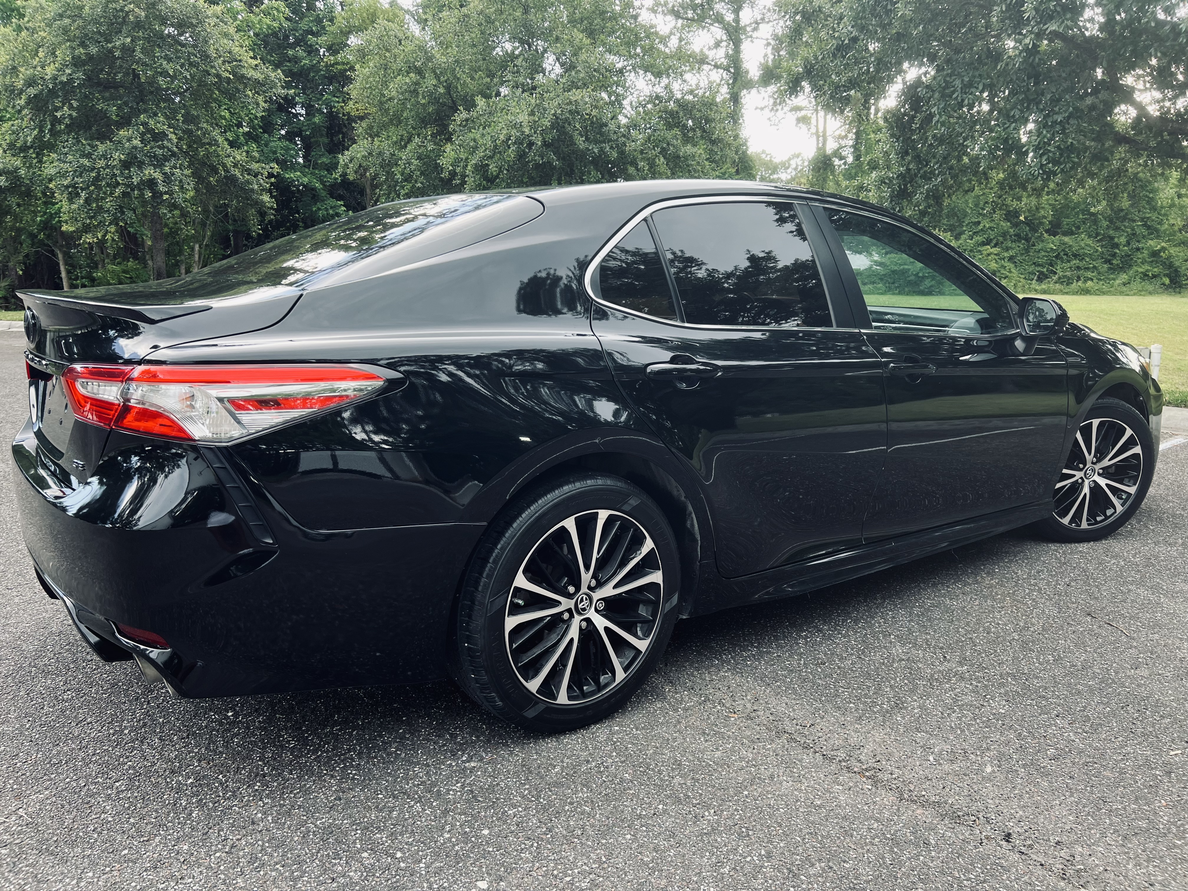 2020 Toyota Camry SE - Photo 7