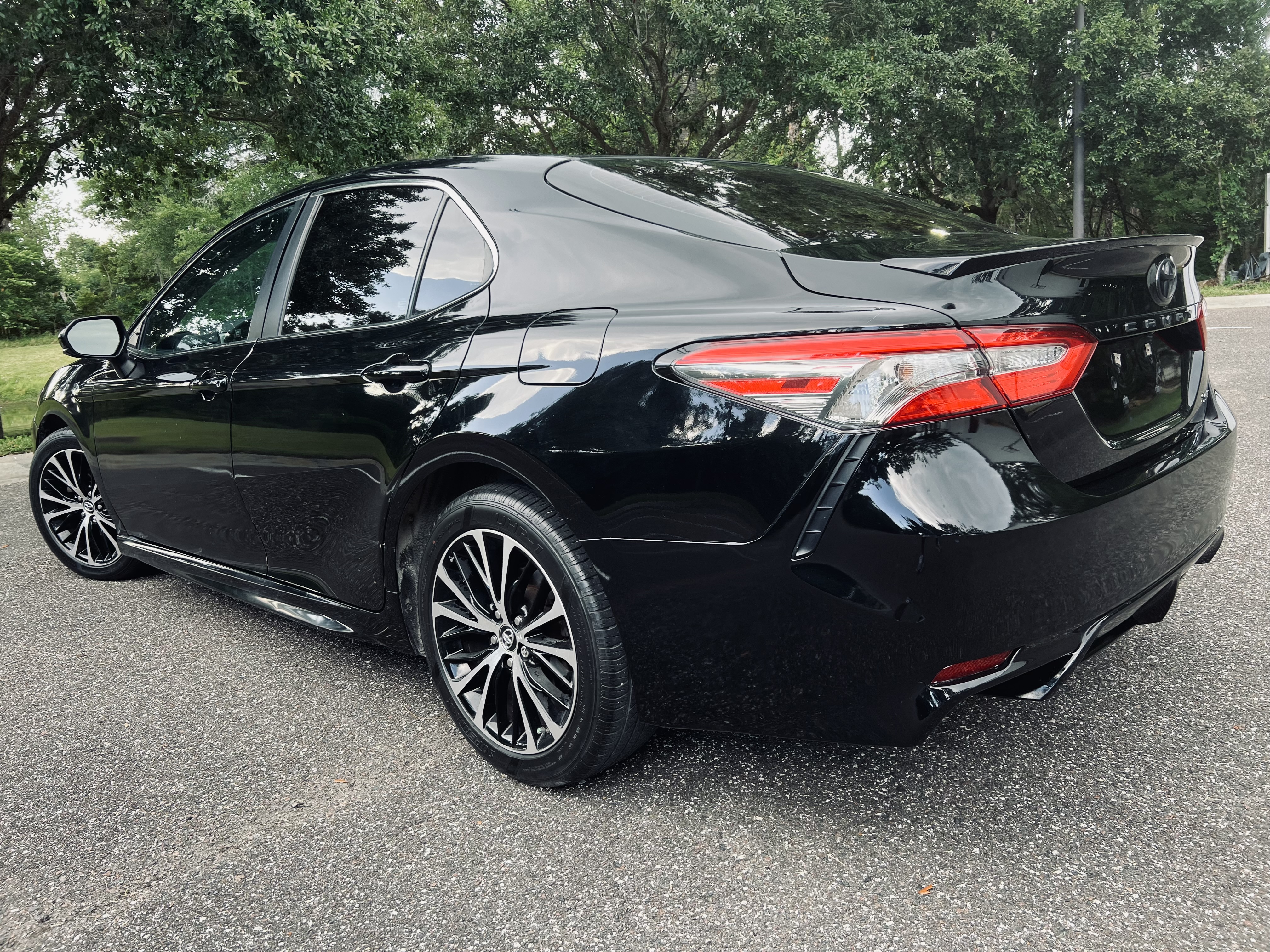 2020 Toyota Camry SE - Photo 6