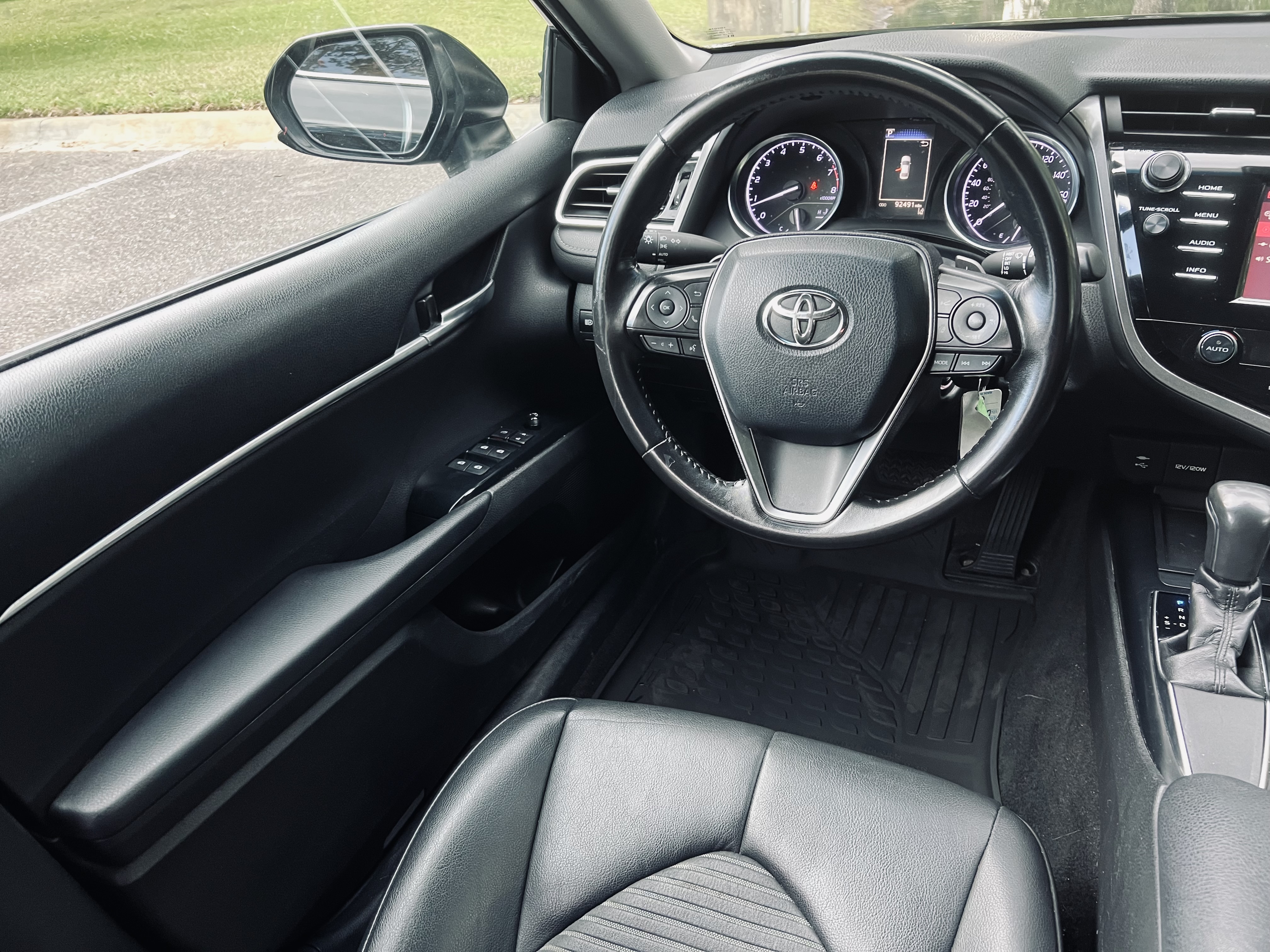2020 Toyota Camry SE - Photo 15