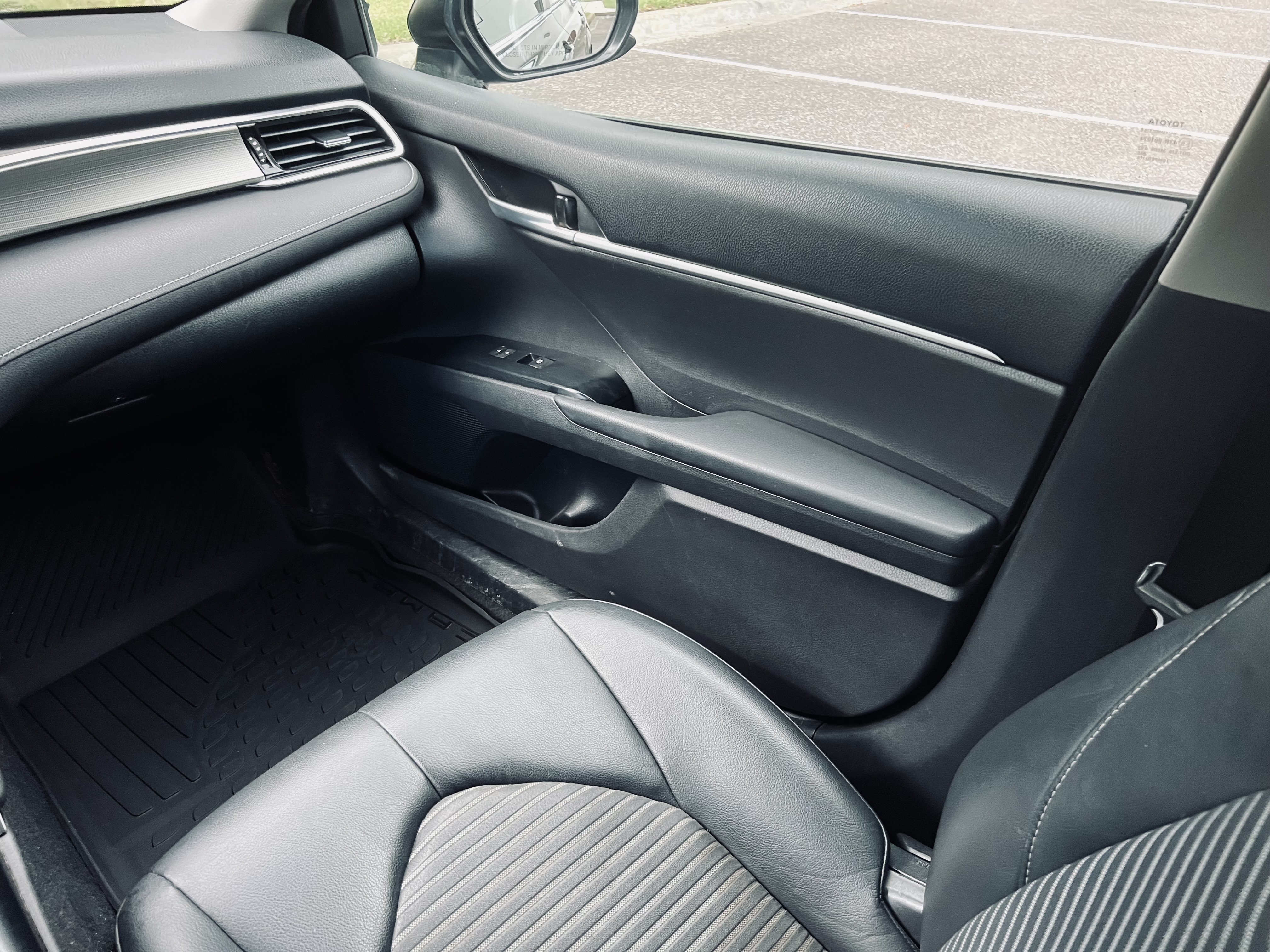 2020 Toyota Camry SE - Photo 21