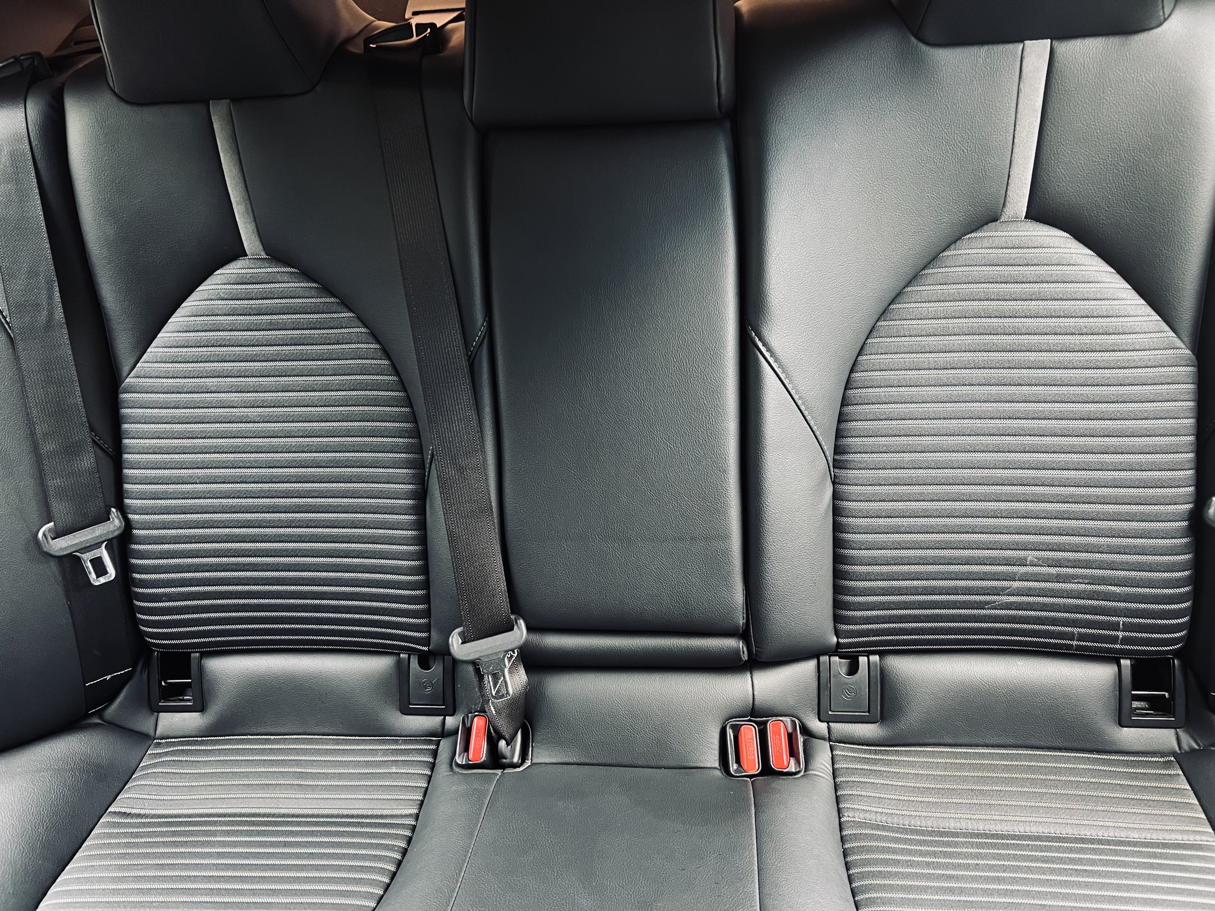 2020 Toyota Camry SE - Photo 19