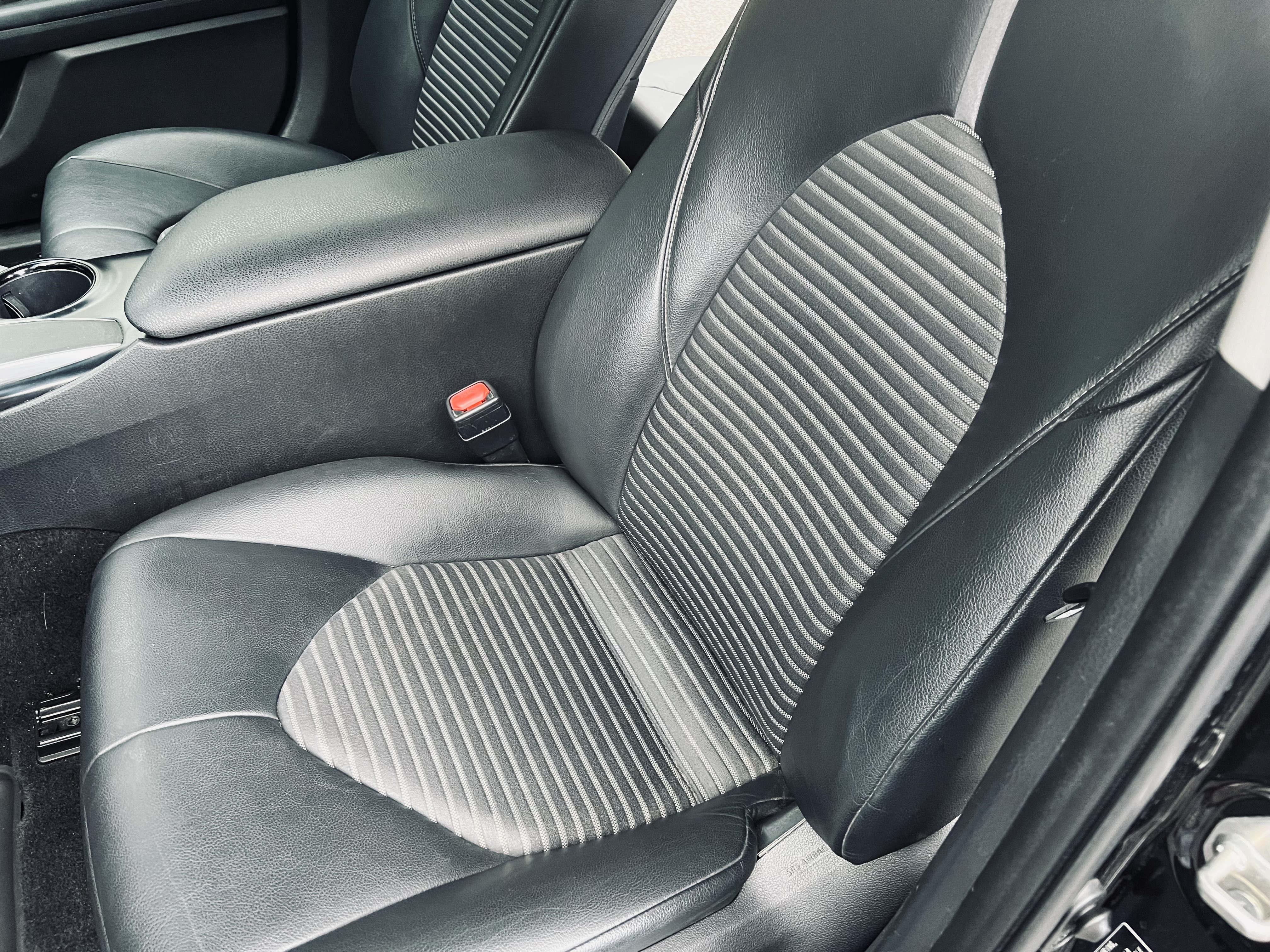 2020 Toyota Camry SE - Photo 18