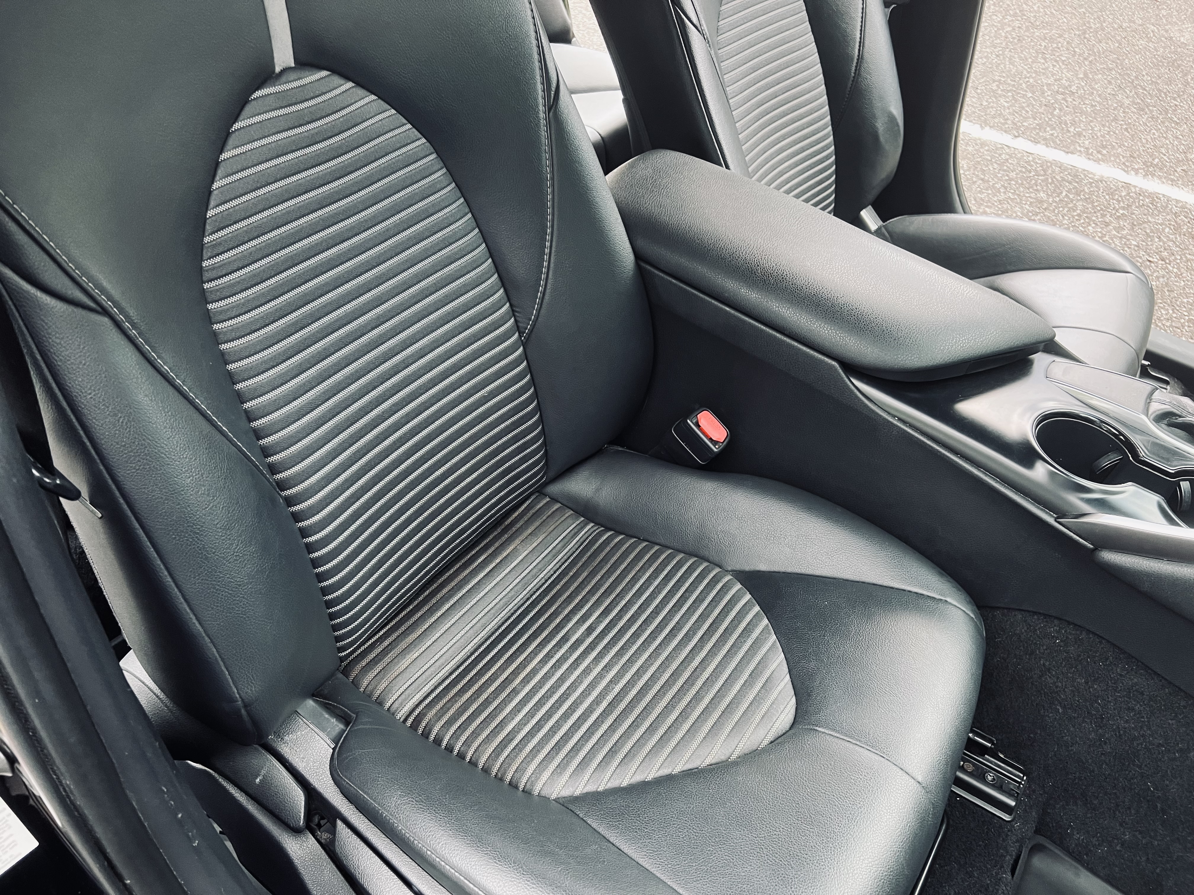 2020 Toyota Camry SE - Photo 17
